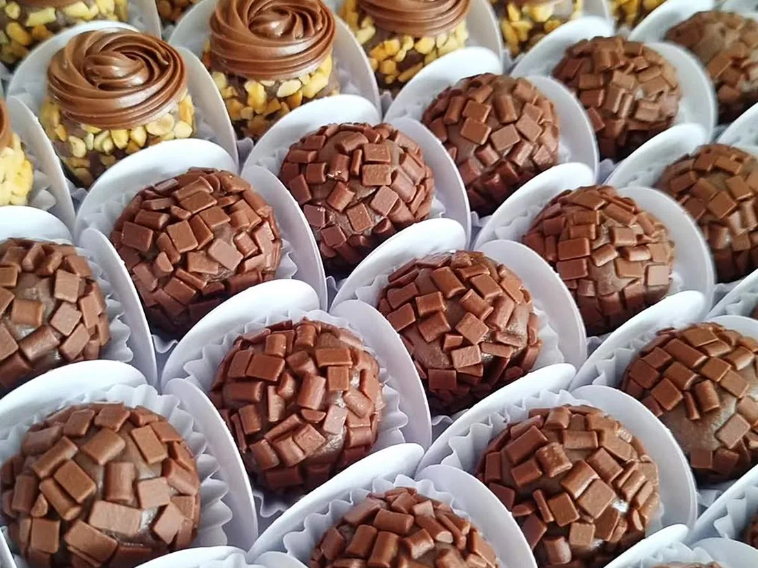 Cento de trufas e brigadeiros embalados
